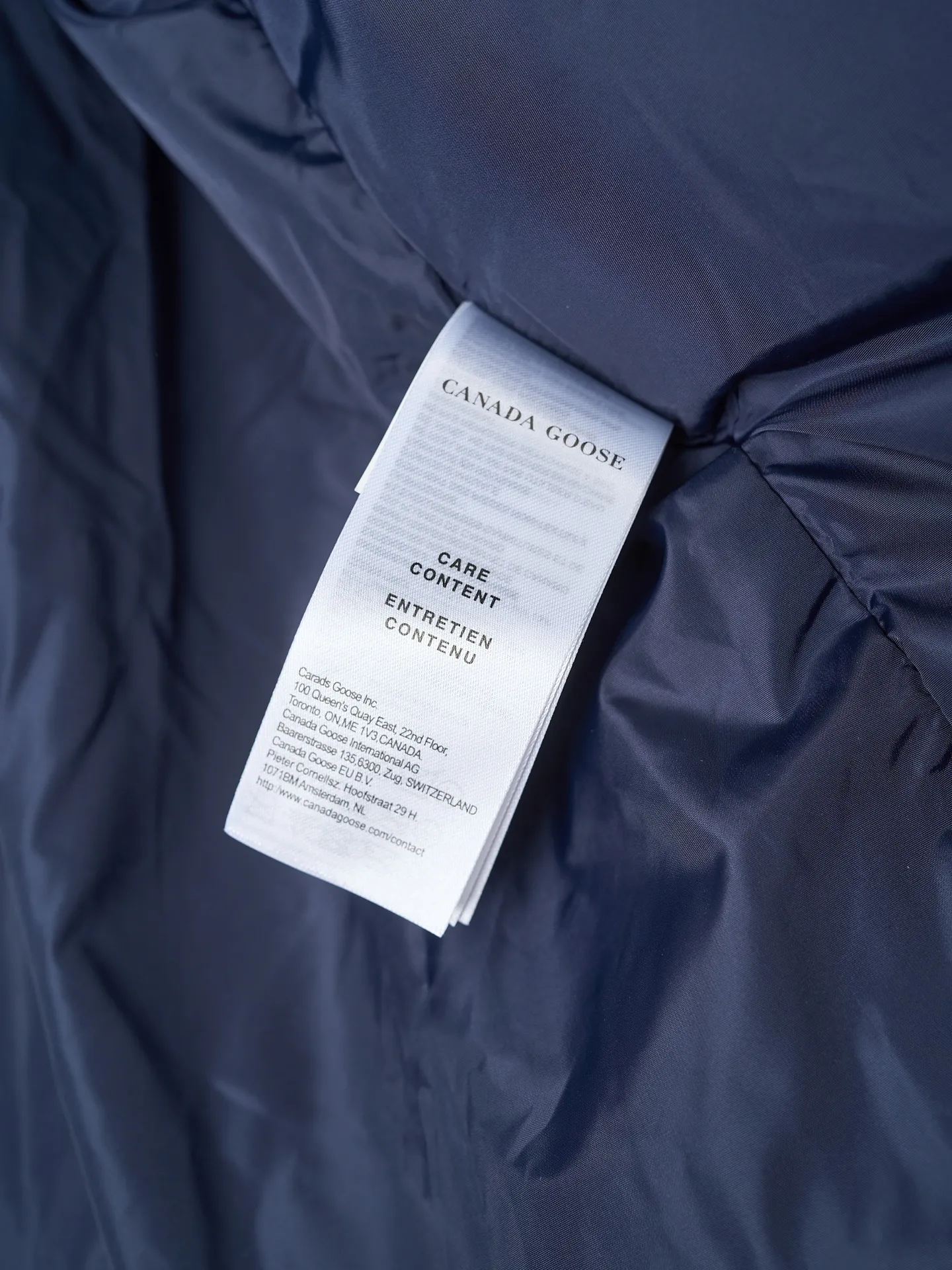 ￼ [Real auction] CANADA GOOSE/Canada Goose black label woolen sleeve spliced ​​hooded down jacket [In Stock] S M L The fabric is made of high-quality protective nylon fabric, which not only enhances the wear-resistant properties of the surface, but also takes into account wind resistance, ensuring excellent performance in various harsh weather conditions. Three-dimensional quilting process: Precision thread reinforcement to prevent velvet drilling and ensure that the fluffy and rebound properties last as new. 7-needle medium-thick knitted structure: Use thicker yarns to knit woolen fabrics with obvious thickness and weight. The texture is clearly visible, with a rough, retro texture, good skeleton feel, relatively stiff, and can maintain the silhouette of clothing for a long time. It also provides more layers of still air to lock in heat.